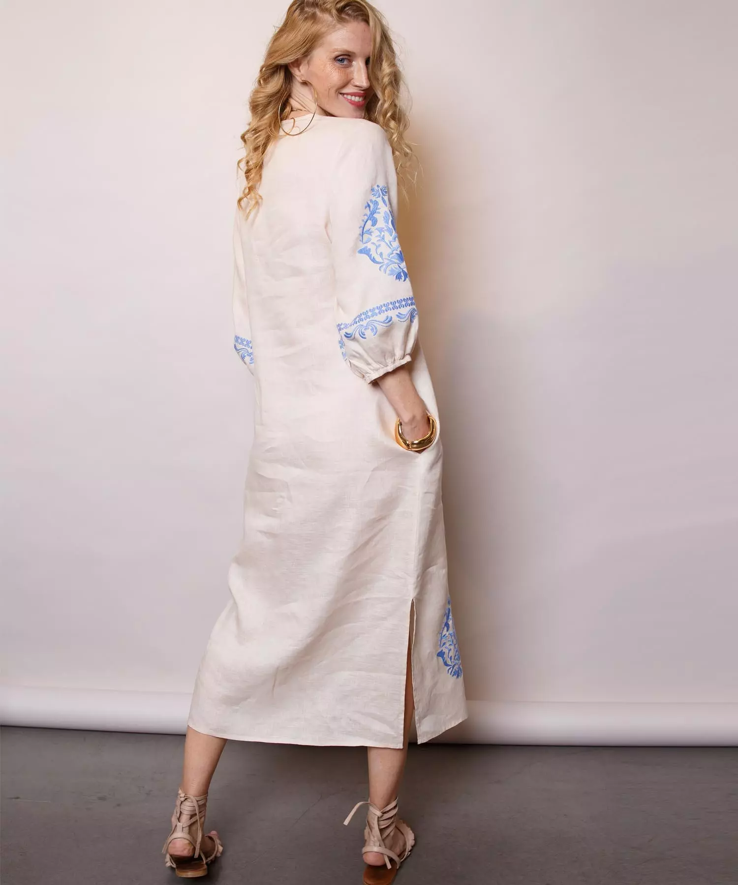 Emily van den Bergh sommerliches Kleid mit Stickerei aus Leinen