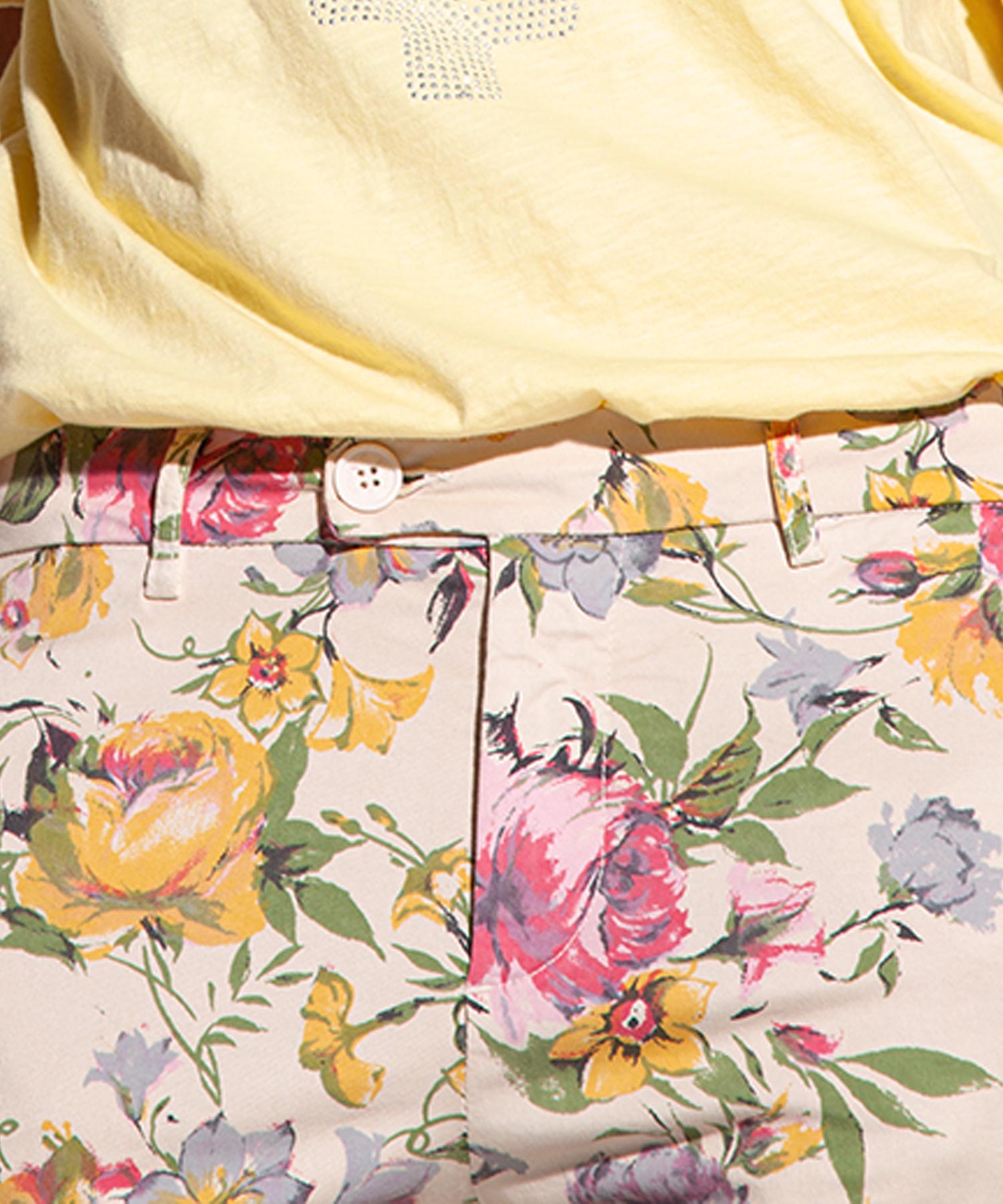 Funky Staff Hose Sia im Coloured Flowers Print