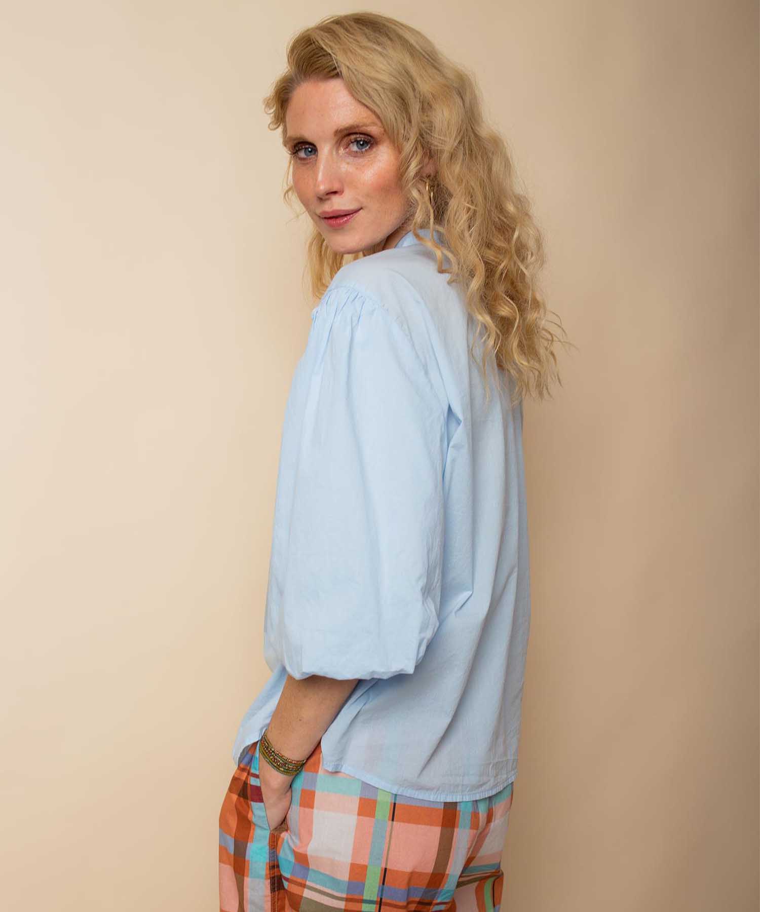 Emily van den Bergh Bluse mit Stehkragen und Ballonärmeln in Hellblau | Modehaus Wörmann