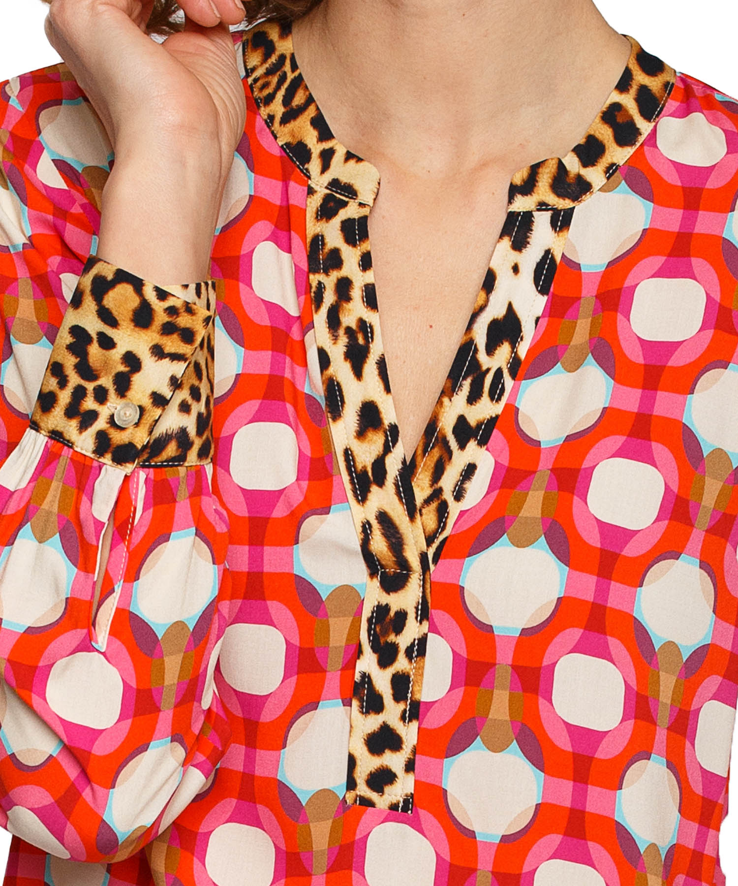 Emily van den Bergh Shirtbluse aus Viskose im Retro Grafik Print