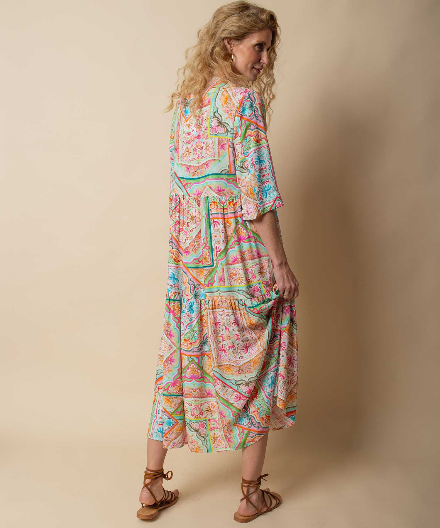 Emily van den Bergh Boho Stufenkleid aus reiner Viskose mit Multicolour Tuch Print | Modehaus Wörmann
