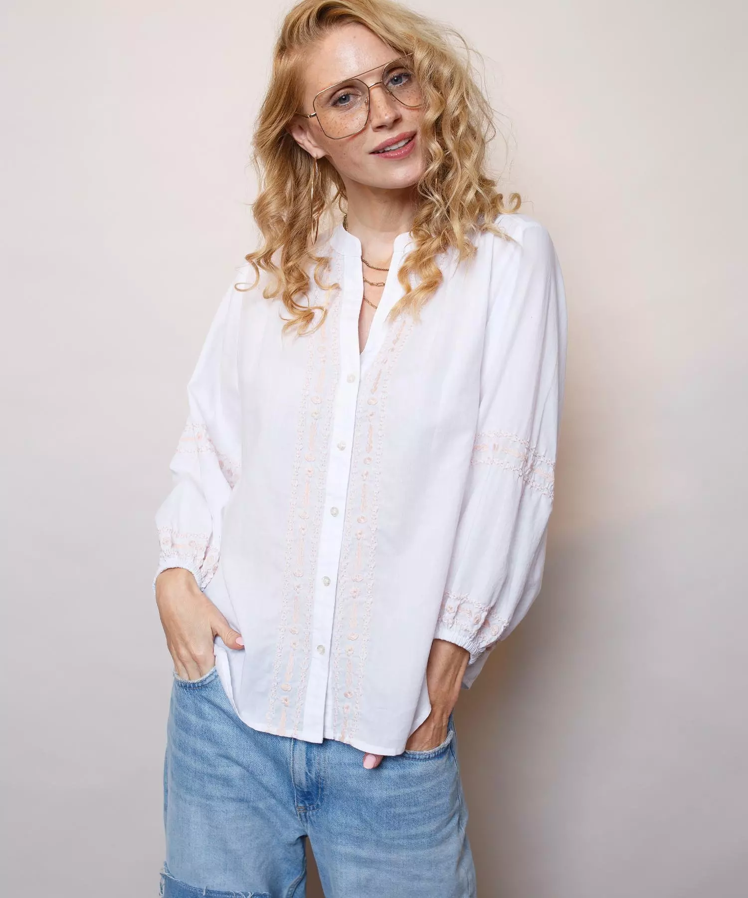 Emily van den Bergh lässige Bluse mit Stickerei