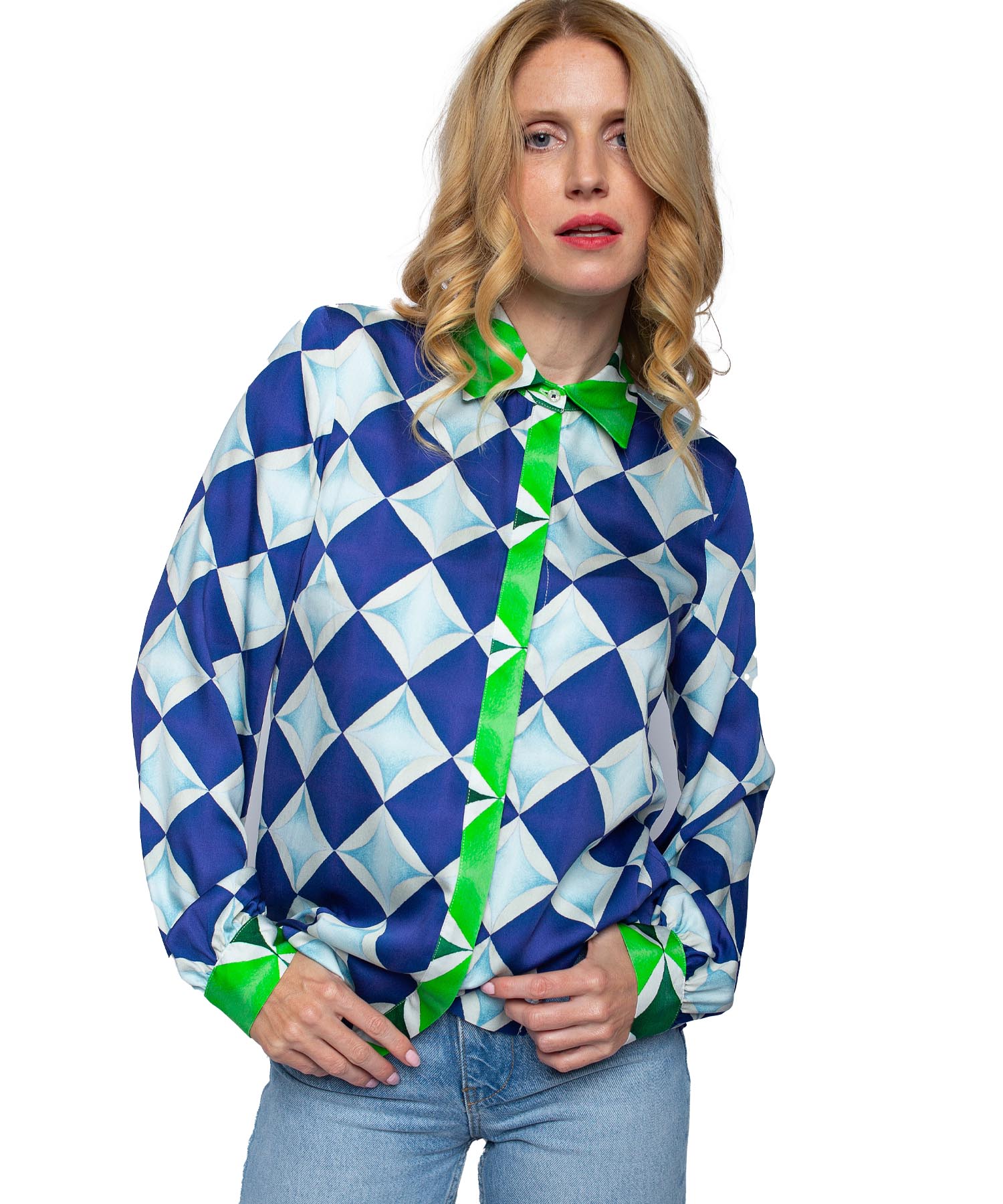 Emily van den Bergh lässig Bluse im geometrischen Bordürendruck