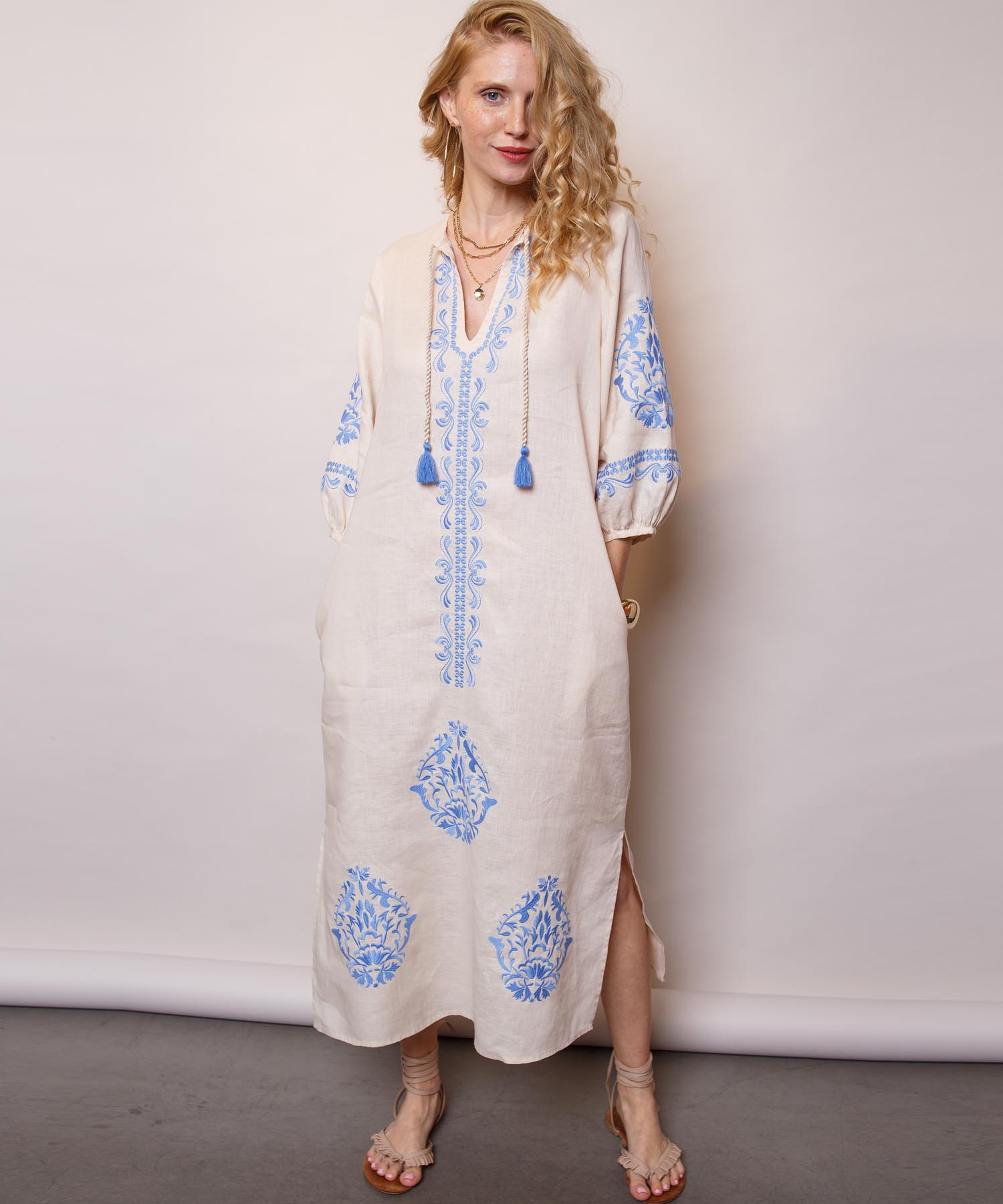 Emily van den Bergh sommerliches Kleid mit Stickerei aus Leinen