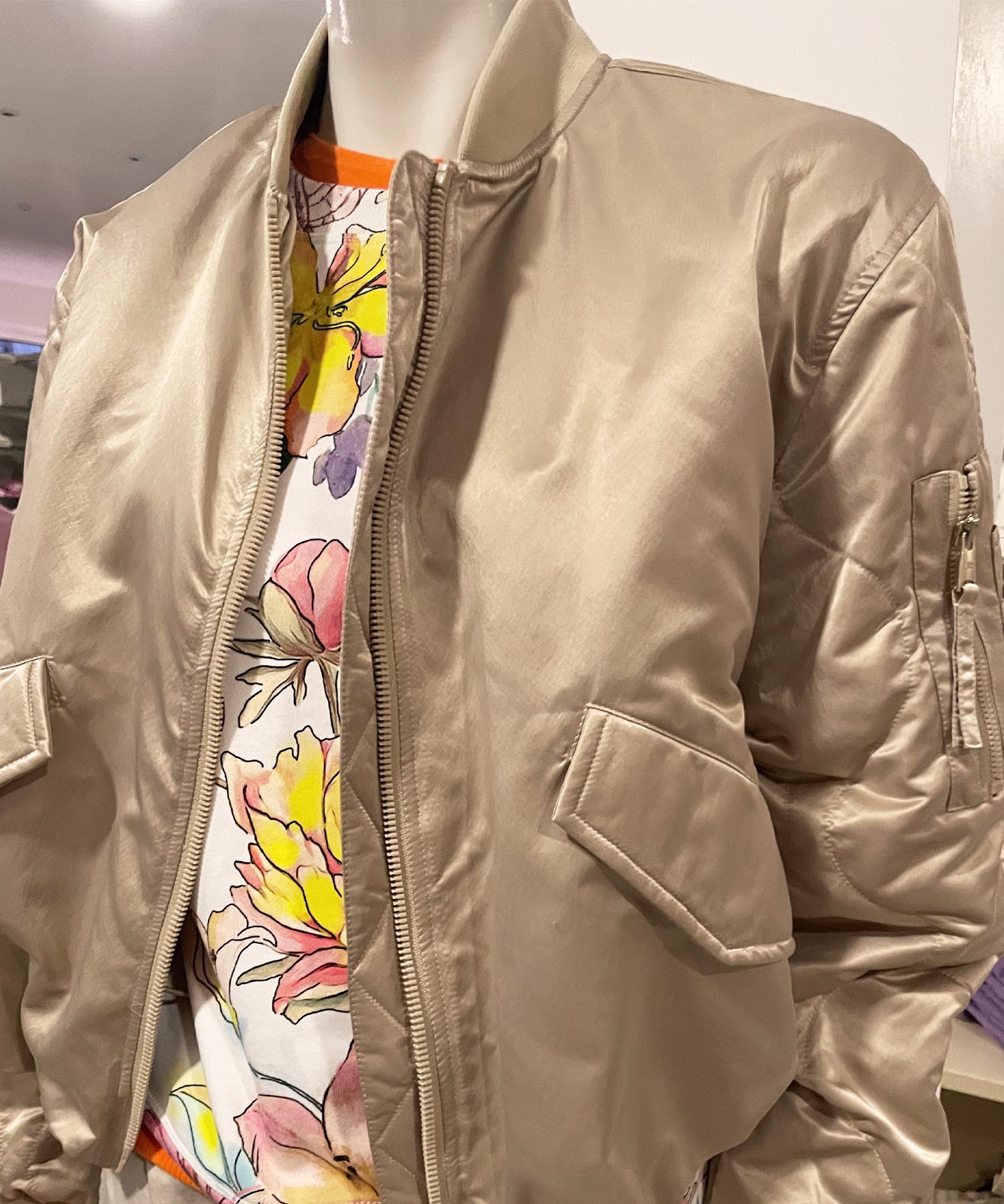 Beaumont wattierte Bomberjacke aus Satin in beige
