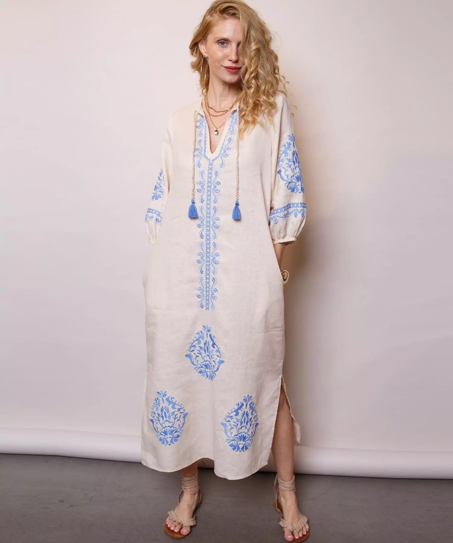 Emily van den Bergh sommerliches Kleid mit Stickerei aus Leinen