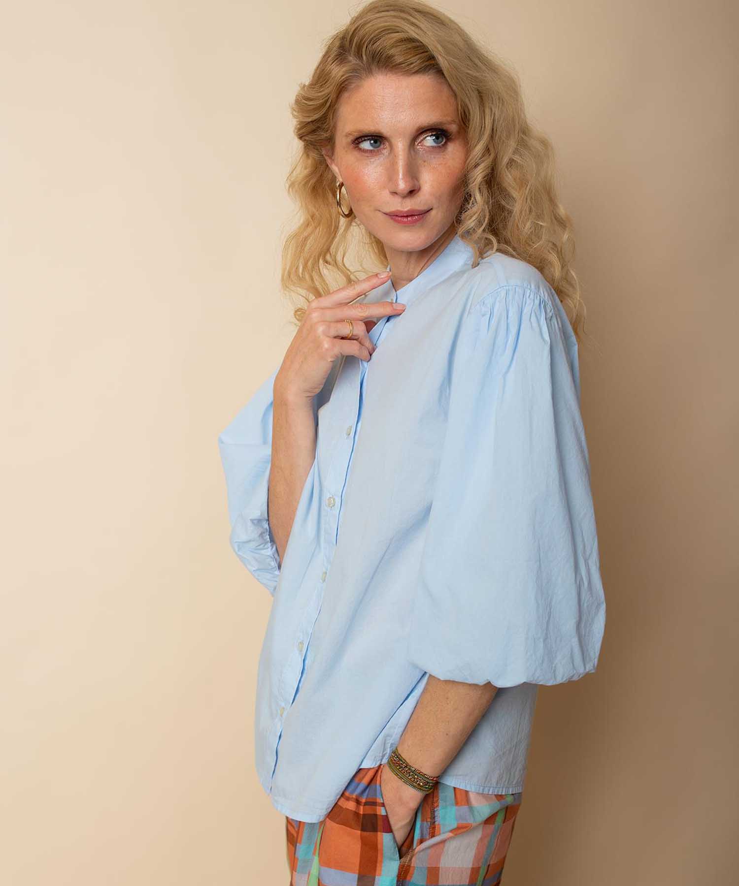 Emily van den Bergh Bluse mit Stehkragen und Ballonärmeln in Hellblau | Modehaus Wörmann
