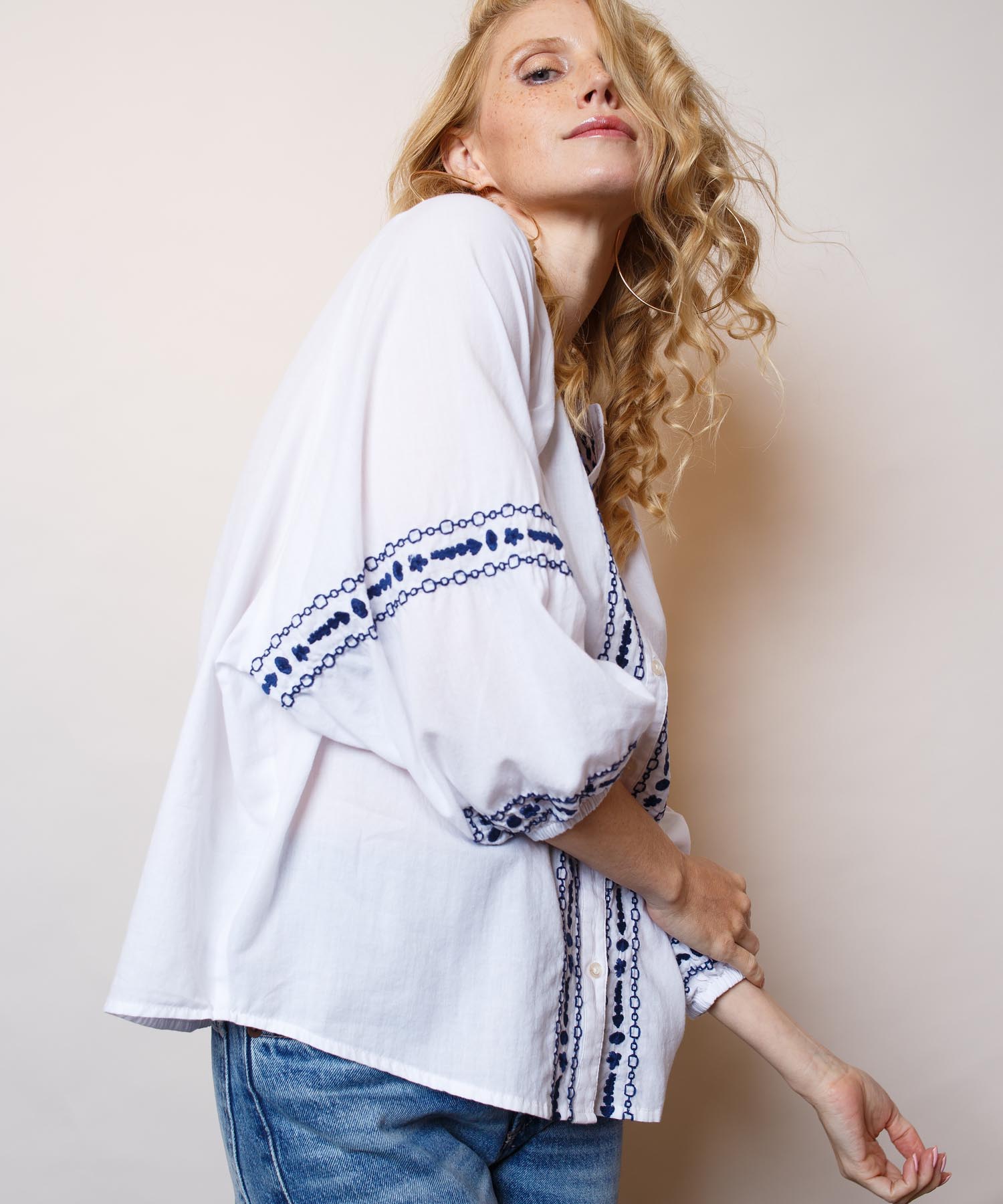 Emily van den Bergh Bluse mit Kontrast Stickerei aus Baumwolle