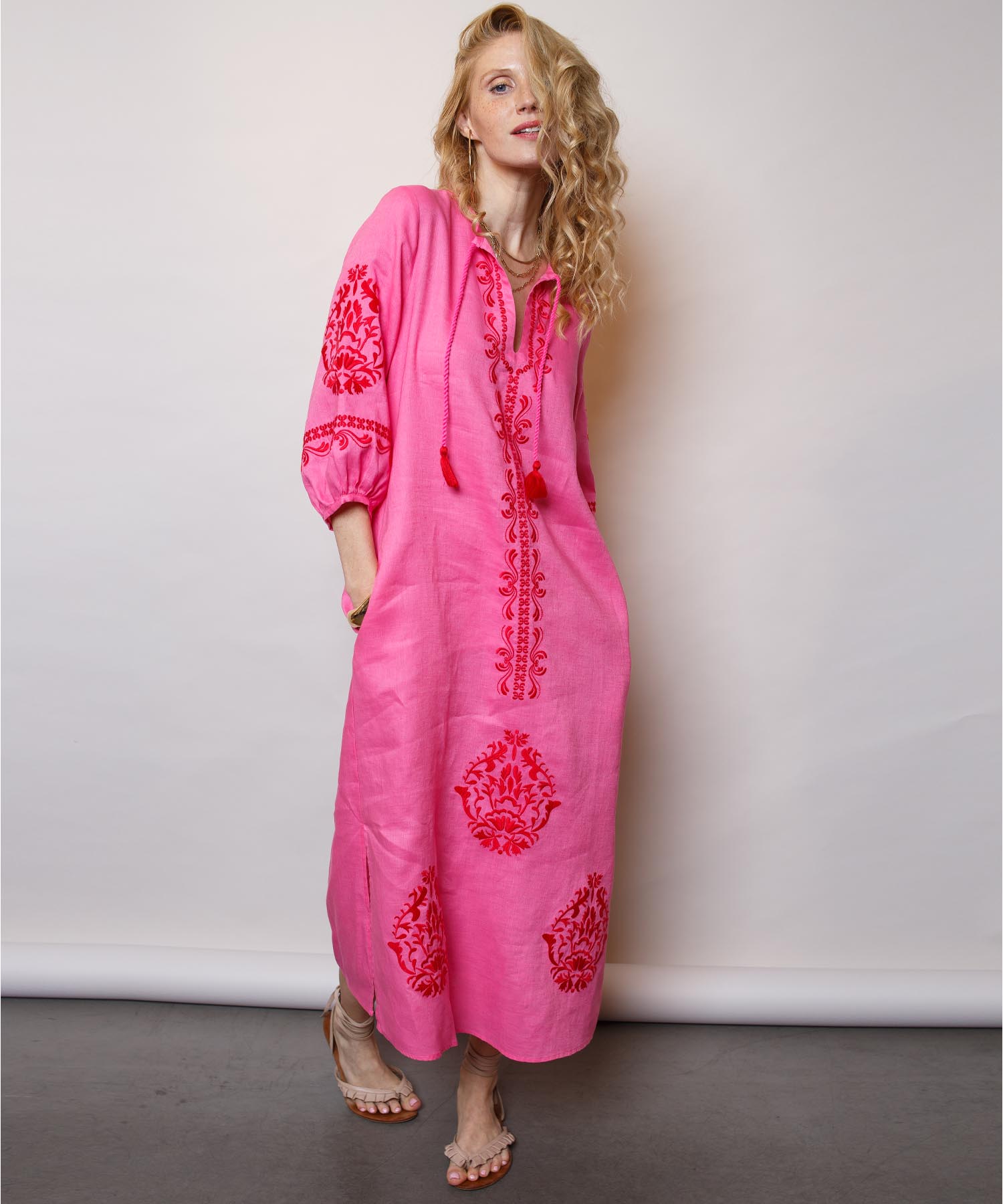 Emily van den Bergh sommerliches Kleid mit Stickerei aus Leinen