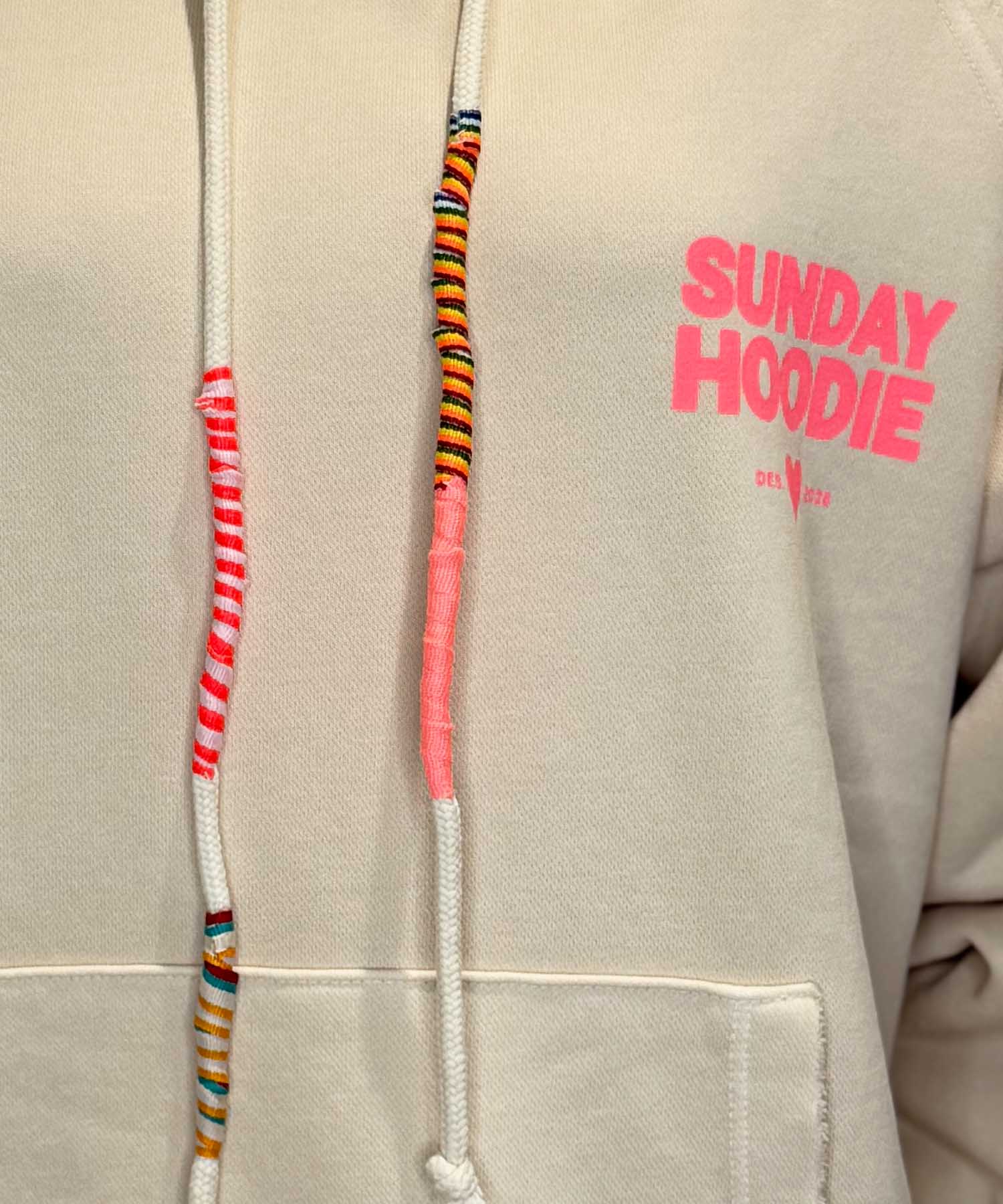 Grace Hoodie Sunday in Creme mit Neonrosa